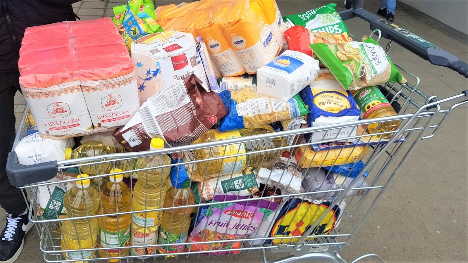 Coș plin cu alimente donate – BpA Timișoara