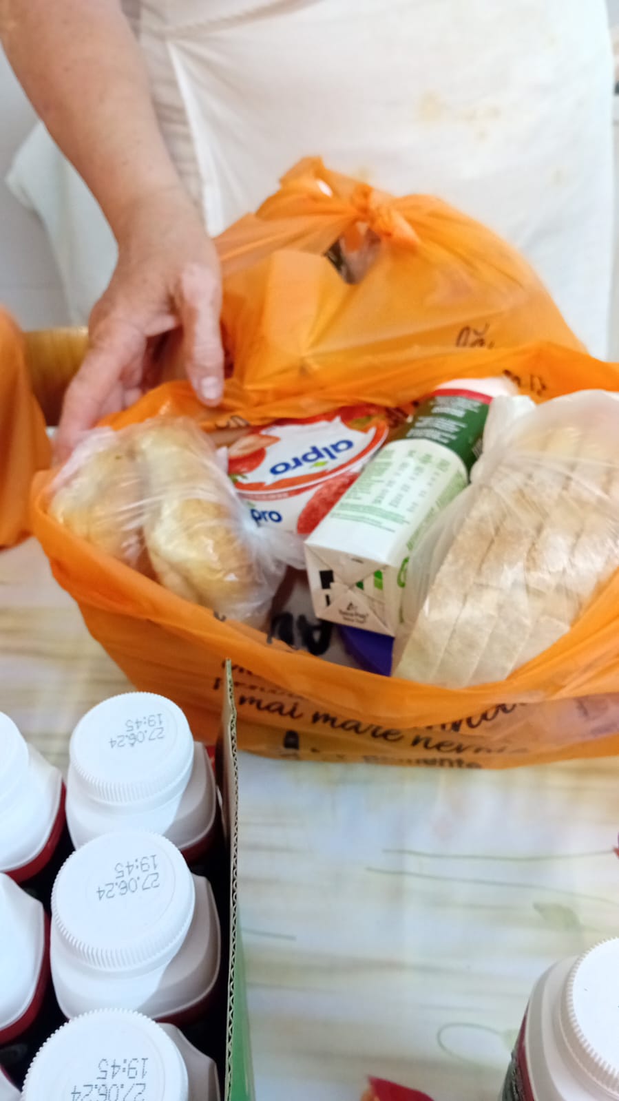 Pregătire pachete cu alimente